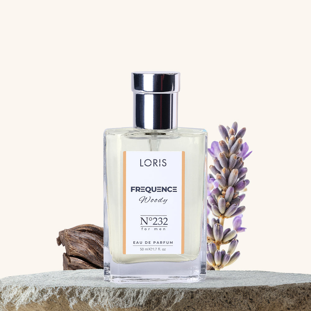 E-232 Plus: Eine moderne Interpretation traditioneller Holznoten. Elegante Rose trifft auf Sandelholz ve warmen Amber für pure Selbstsicherheit. Jetzt 50ml kaufen!